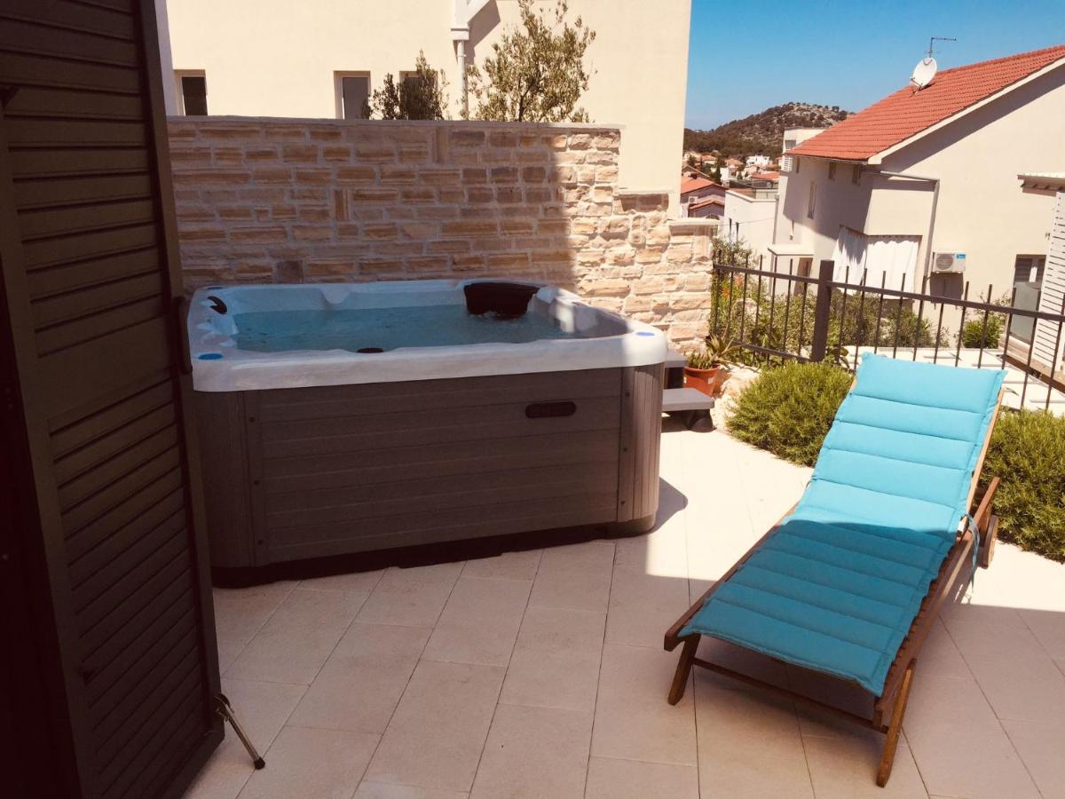 Boutique La Perla Jacuzzi Lägenhet Murter Exteriör bild